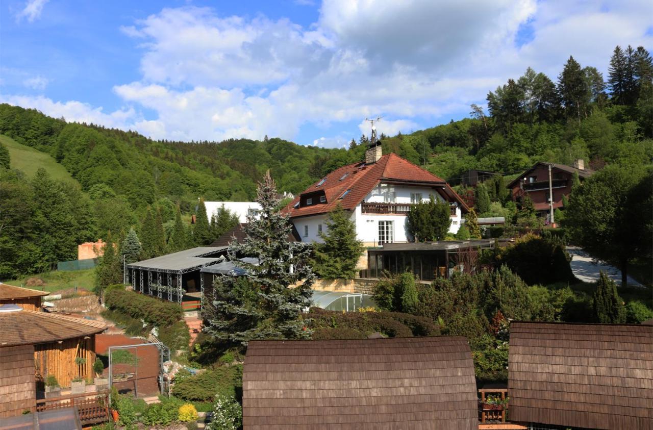 Penzion V Hluboké a Department Glamp Vsetín Esterno foto